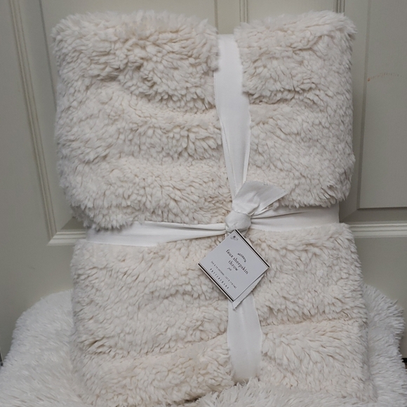 Pottery Barn Faux Sheepskin Throw 50 x 70 in. NWT - Picture 4 of 6